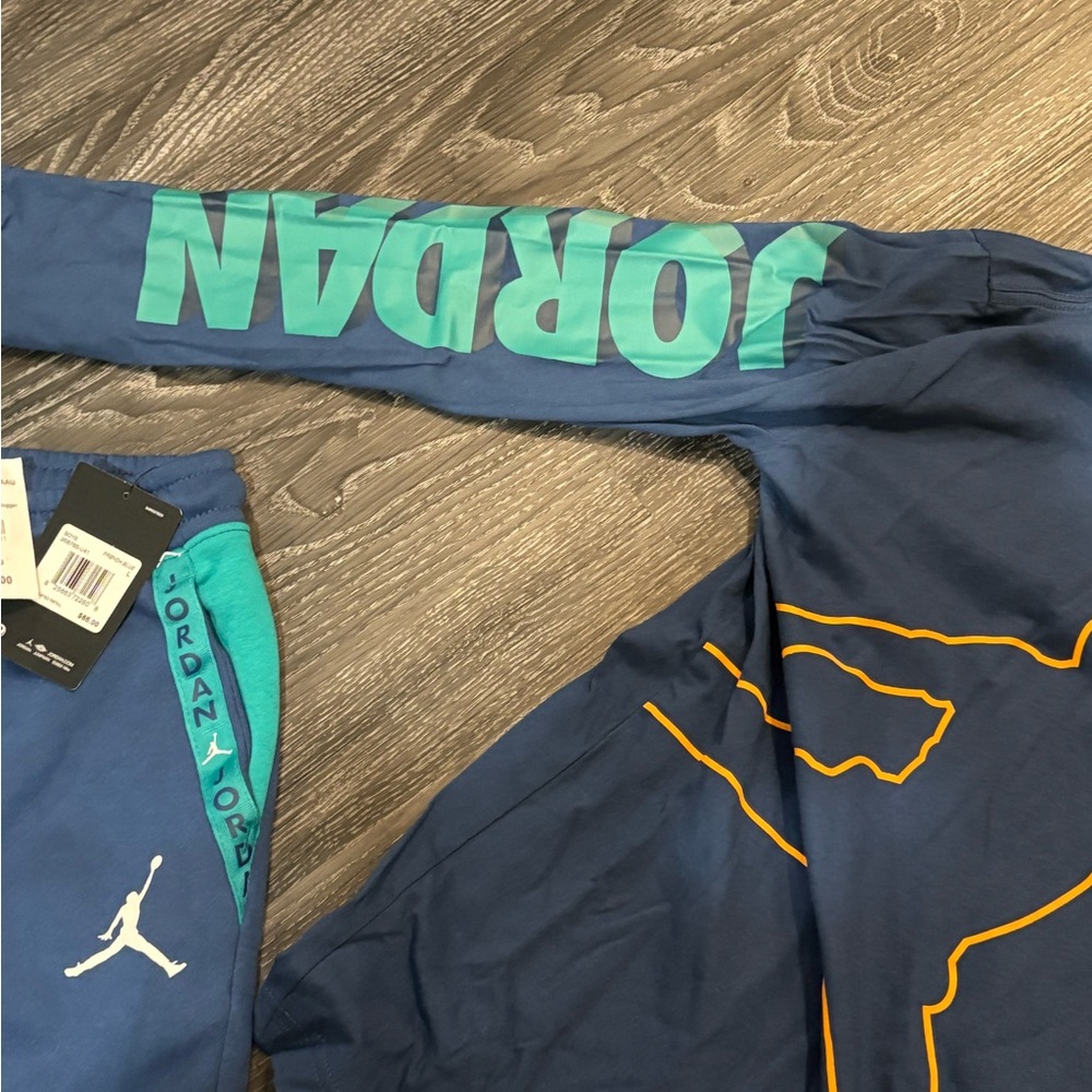 Nike boys 2 pc long sleeve and sweat pants outfit with tags on